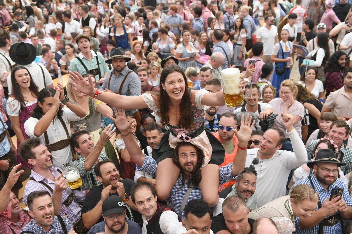 Die Wiesn gilt als größtes Volksfest der Welt und zieht jedes Jahr Millionen Gäste an. Das Sicherheitskonzept soll noch einmal geprüft werden.⇒APA/dpa/Felix Hörhager