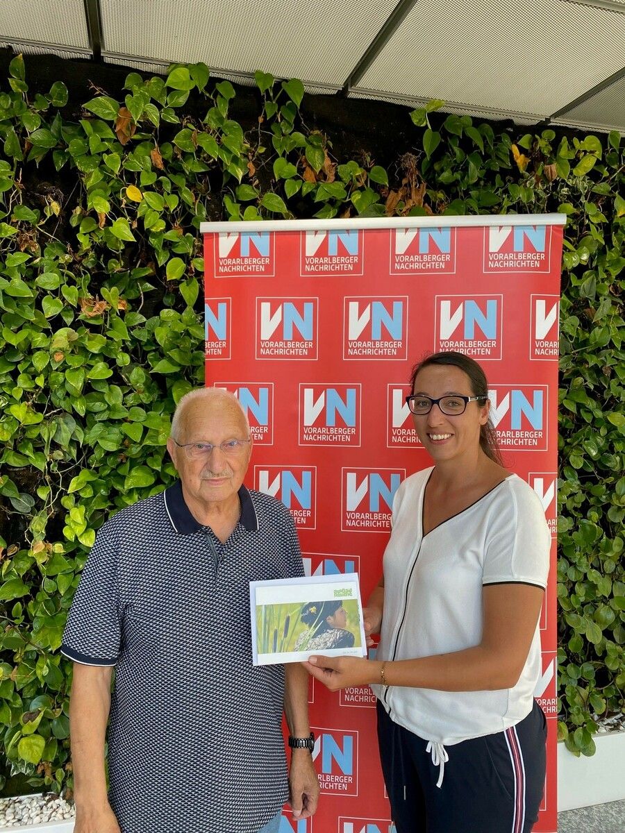 Nicole Luther (Russmedia) überreichte den Gutschein vom 4-Sterne-Gesundhotel Bad Reuthe persönlich an Anton Reifgraber.