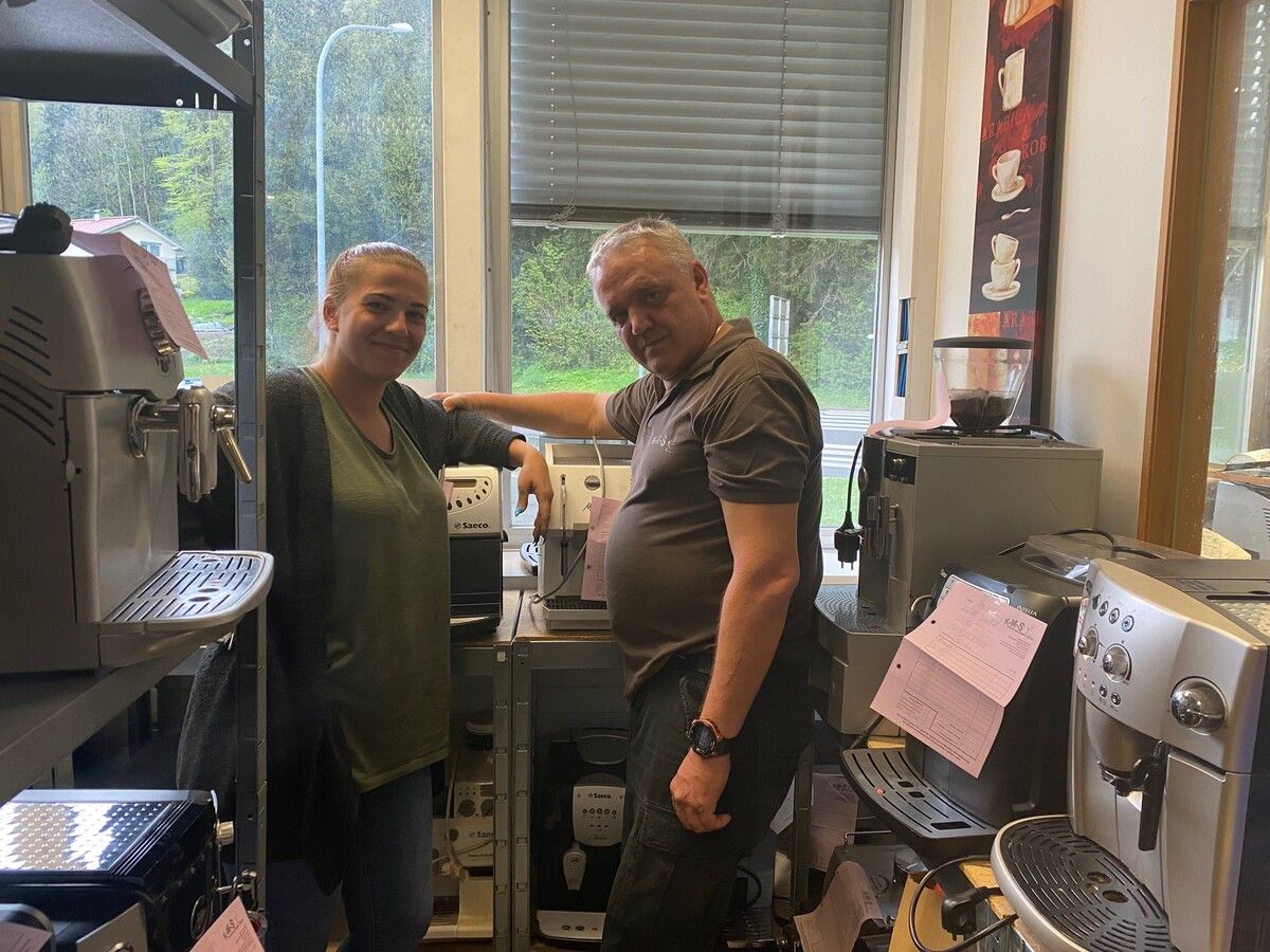 Othmar Spielhofer (r.) hält den Reparaturbonus für eine gute Sache: Gemeinsam mit seiner Tochter Gabriela repariert er Kaffeemaschinen.