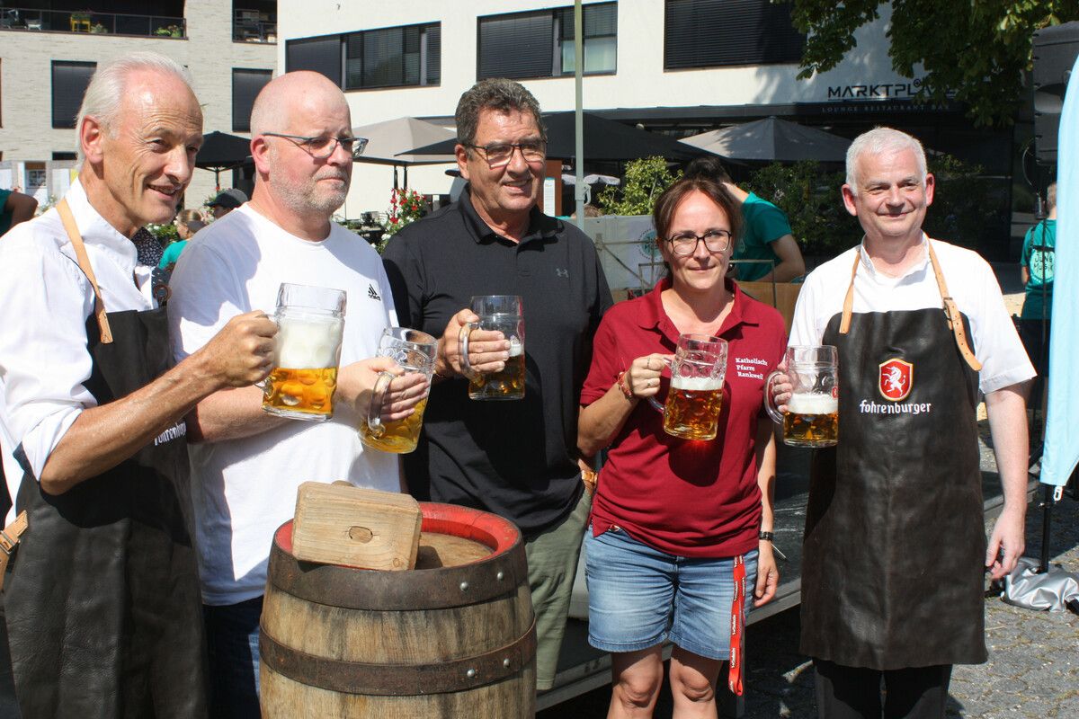 Pfarrer Peter Loretz, Moderator Fredy Willinger, GR Helmut Jenny, Monika Thurnher und Pfarrer Walter Juen strahlten über das ganze Gesicht nach dem Fassanstich. VN-TK (9)
