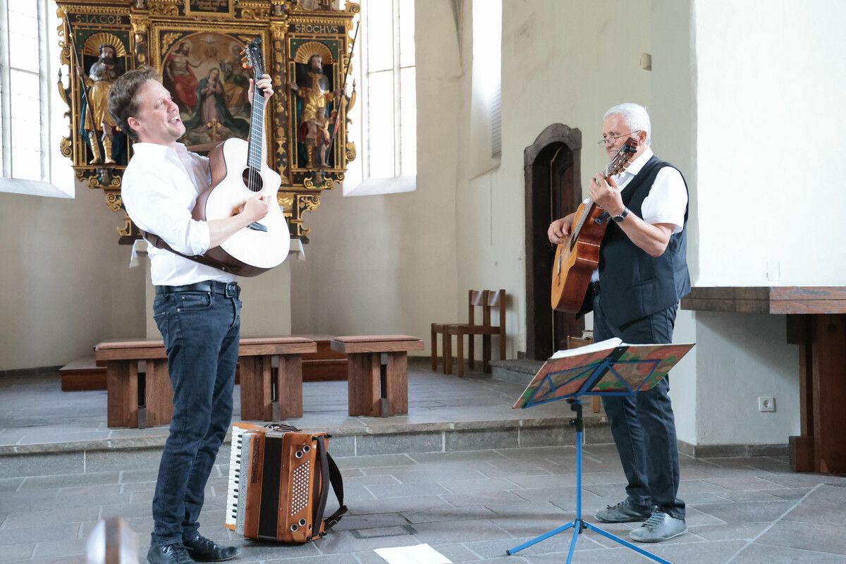 Philipp Lingg und Vater Anton in der Wallfahrtskirche St. Arbogast. AME (3)
