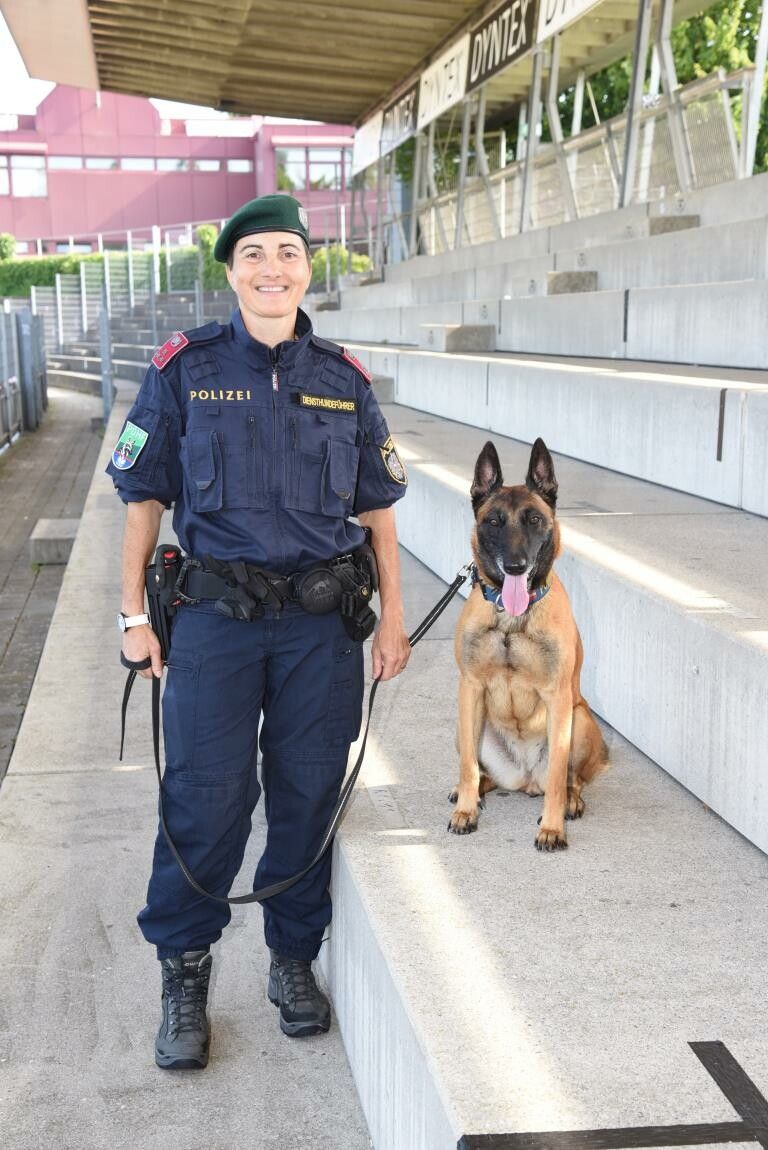 Polizeidiensthundeführerin Petra Wiedemann mit ihrem treuen Vierbeiner, der Diensthündin „Safira“.lpd