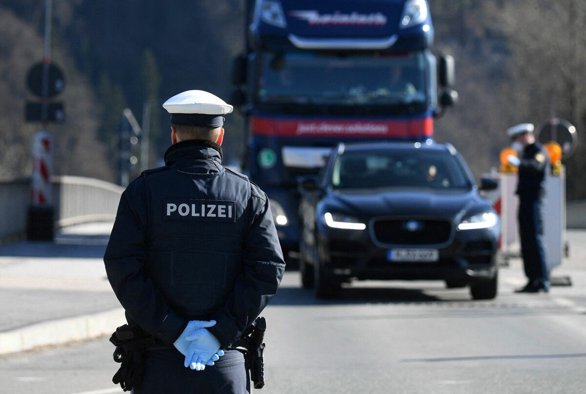 Polizisten kontrollieren an der deutsch-österreichischen Grenze im bayerischen Oberaudorf. AFP