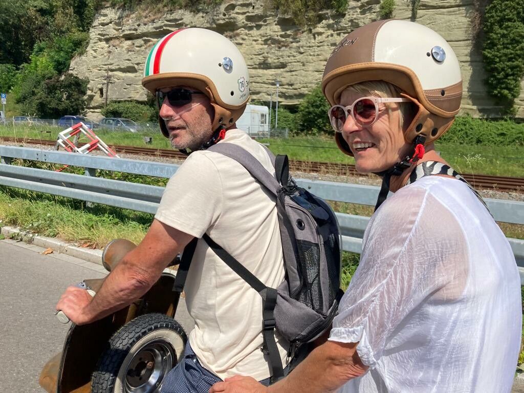 Rainer und seine Lebensgefährtin Petra fahren gerne Vespa.