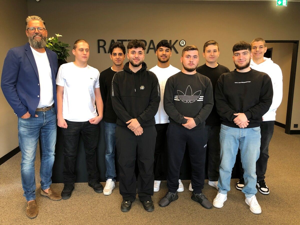 Rattpack Stephan Ratt begrüßt acht neue Lehrlinge in den Berufen Drucktechnik, Verpackungstechnik, IT-Technik.