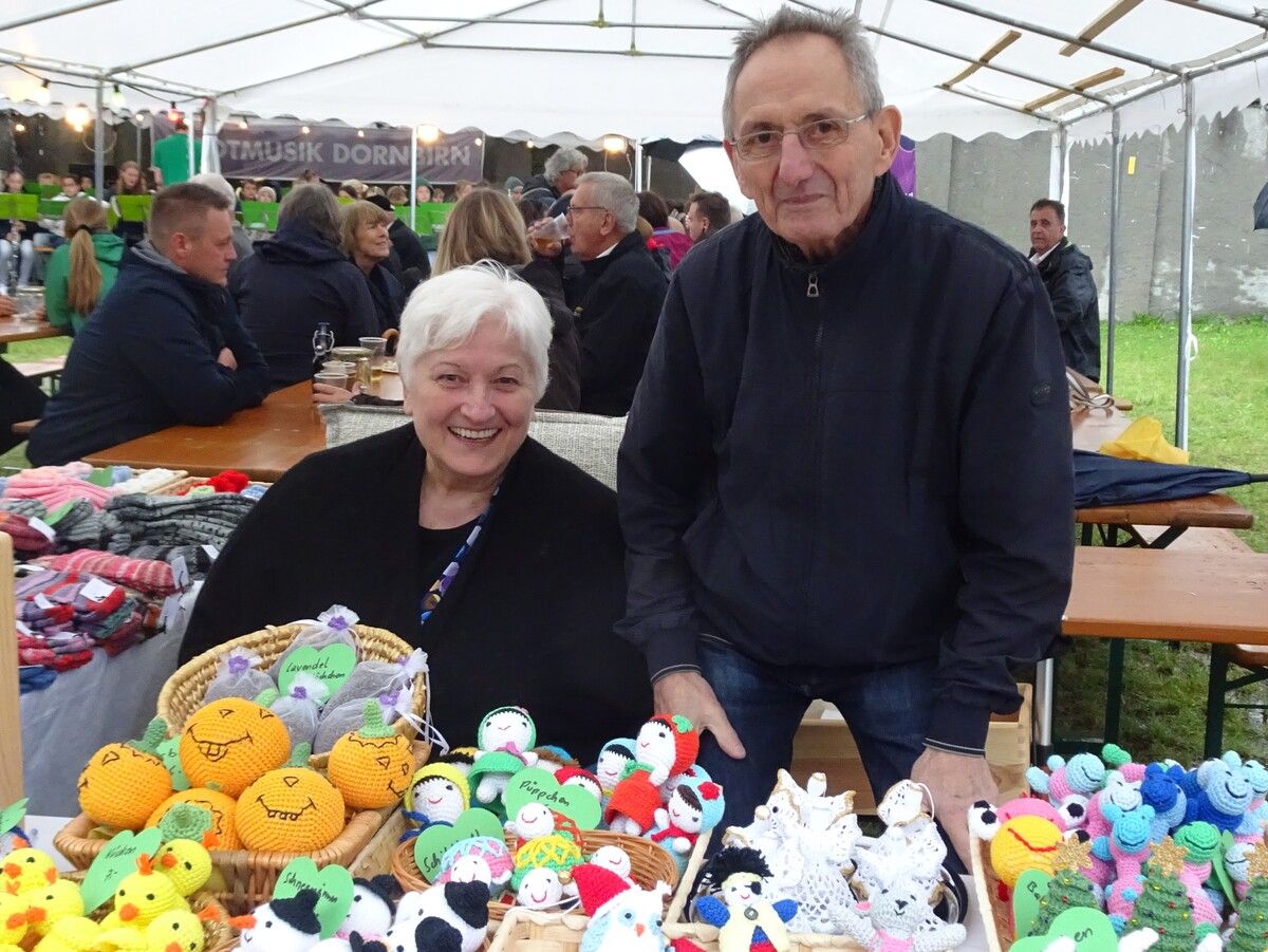 Renate und Ernst mit selbstgemachten Handarbeiten, deren Erlös wieder dem Kloster zugute kam.