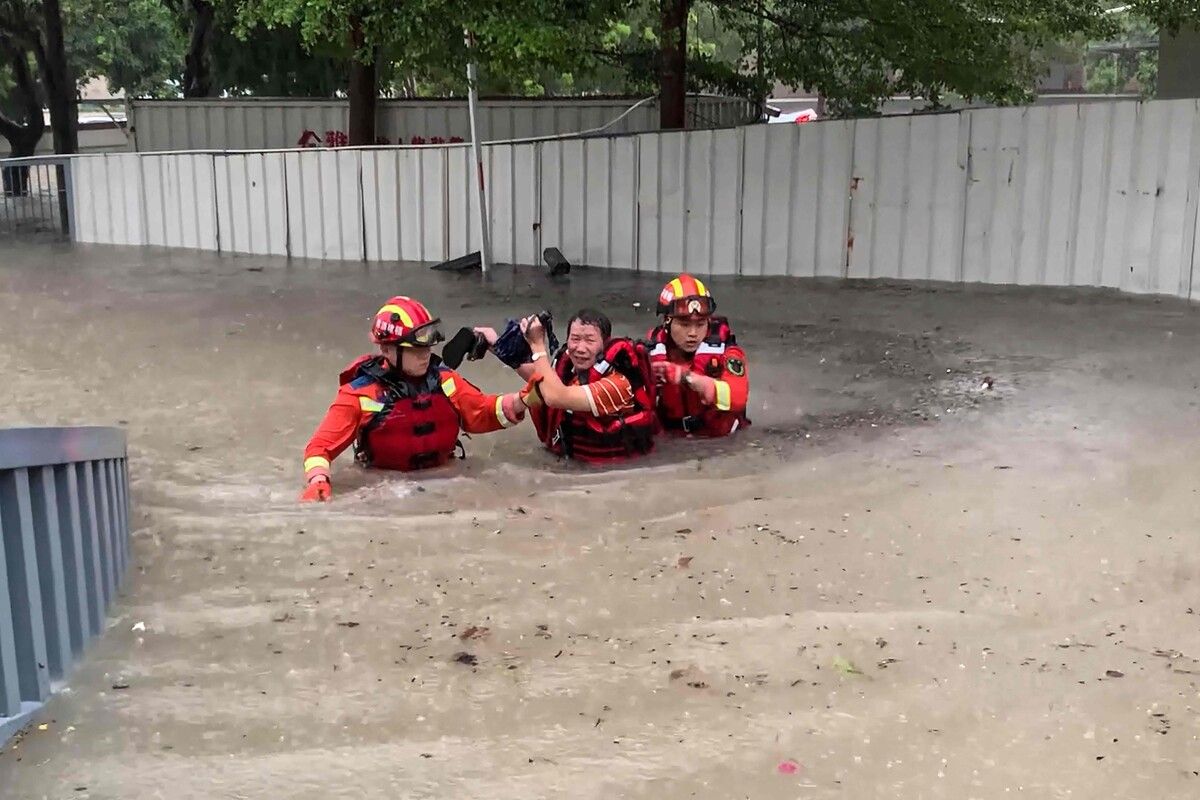 Rettungskräfte evakuieren in Xiamen in der südchinesischen Provinz Fujian einen Bewohner aus einem überschwemmten Gebiet. AFP
