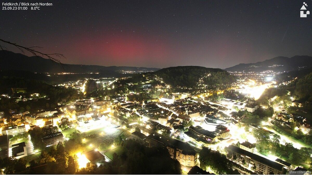Rote Polarlichter zeigte eine Webcam in Feldkirch, die nach Norden ausgerichtet ist, in der Nacht auf Montag um 1 Uhr. Foto-webcam.eu