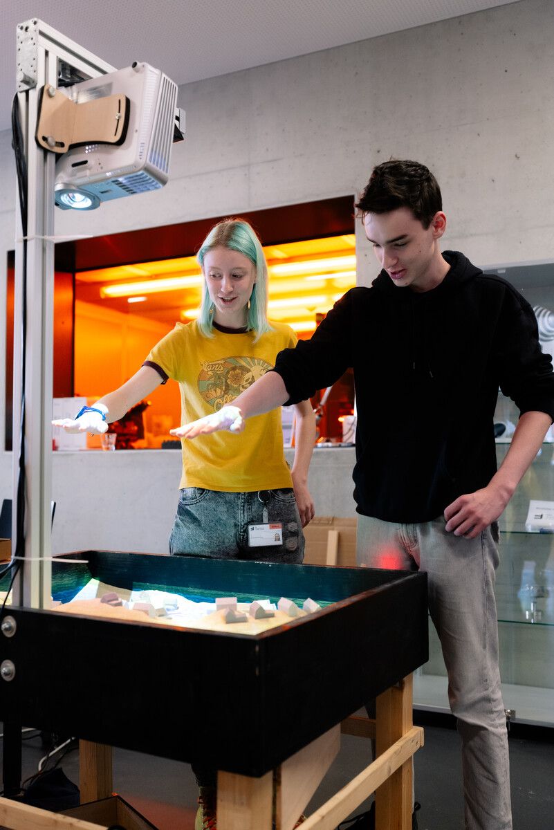 Schülerinnen und Schüler vom Gymnasien und HTL konnten im Sommer Forschungsluft schnuppern.FHV