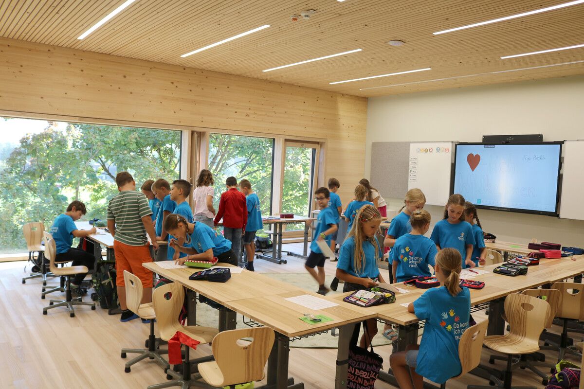 Schulbeginn im neuen Gebäude: Die Schlüsselübergabe an die Volksschule Altenstadt wurde feierlich begangen.