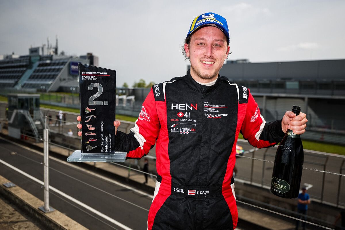 Sebastian Daum mit der Trophäe für den zweiten Platz.Privat