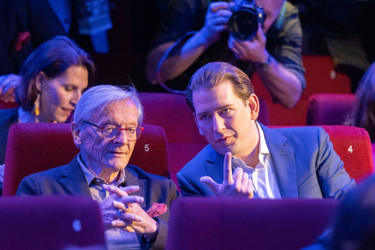 Sebastian Kurz (rechts) begrüßte unter anderem Altkanzler Wolfgang Schüssel auf der Kino-Premiere seiner Biografie. APA