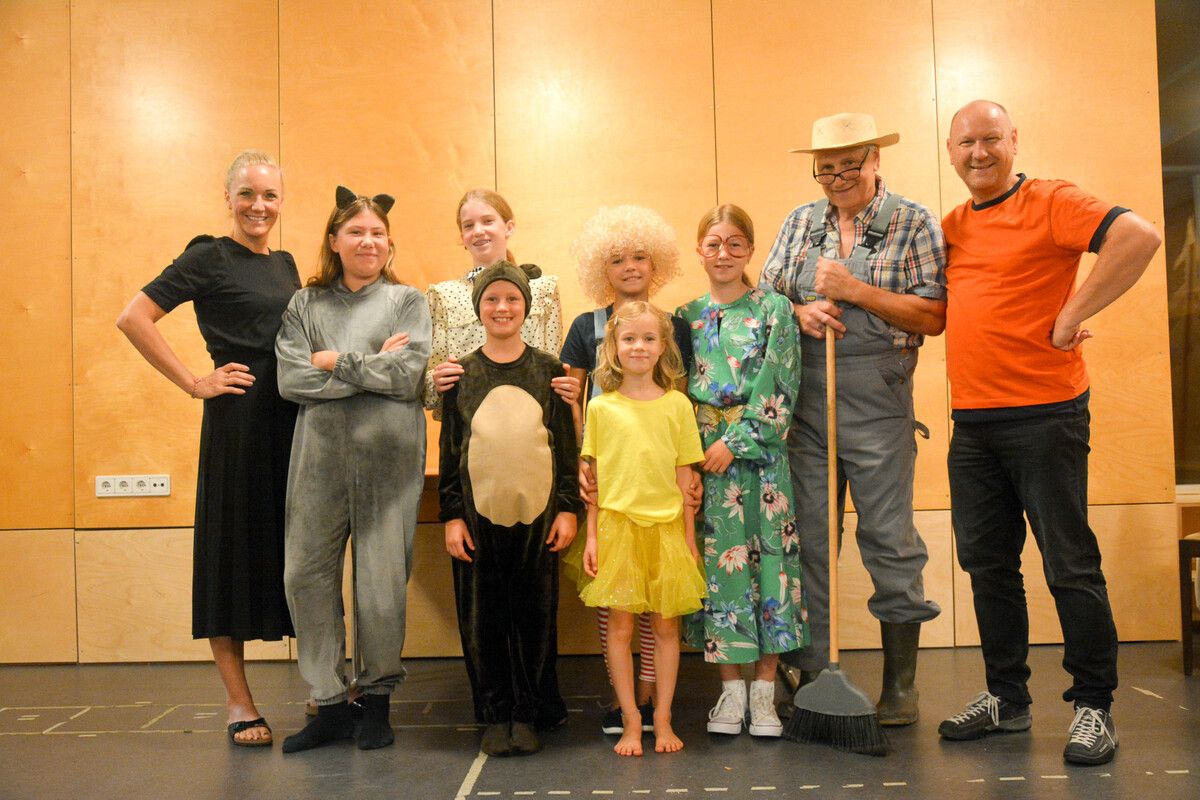 Sind bereit für den großen Auftritt: Die Darsteller des Teddy-Eddy-Musicals mit Drehbuchautorin Ingrid Hofer (links) und Regisseur Heinz-Siegfried Tragner (rechts). bvs