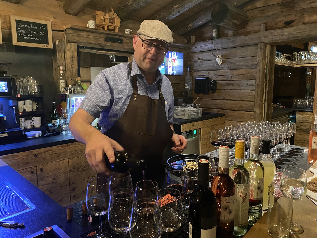Sommelier Alexander Feurstein schenkt verschiedene Weine aus. VN/JUN
