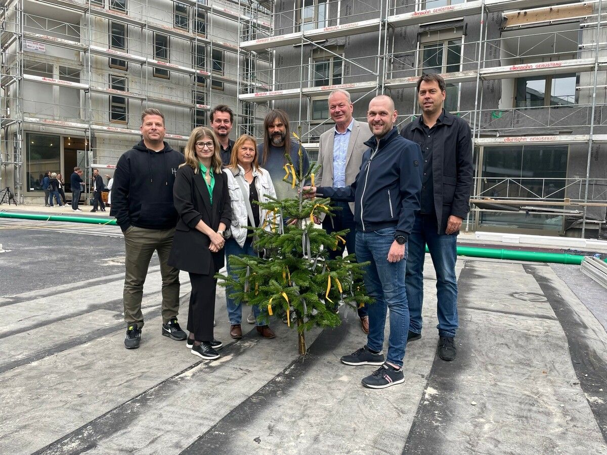 Stephan Hassler (Hassler Architektur), Selina Staggl (Muut Offices), Michael Metzler (ZM3 Immobiliengesellschaft), Ingrid und Wolfgang Sila (Engel Immobilien GmbH), Bürgermeister Christian Loacker, Bernhard Böhler (Raum.punkt Immobilien), Thomas Gabriel (Muut Offices). VN-HE (2)