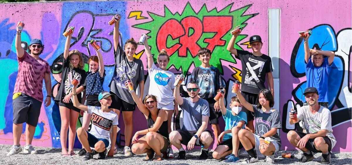 Stolz präsentierten die Graffitikünstler die neue Wand bei der Mittelschule. Gemeinde/Kasia