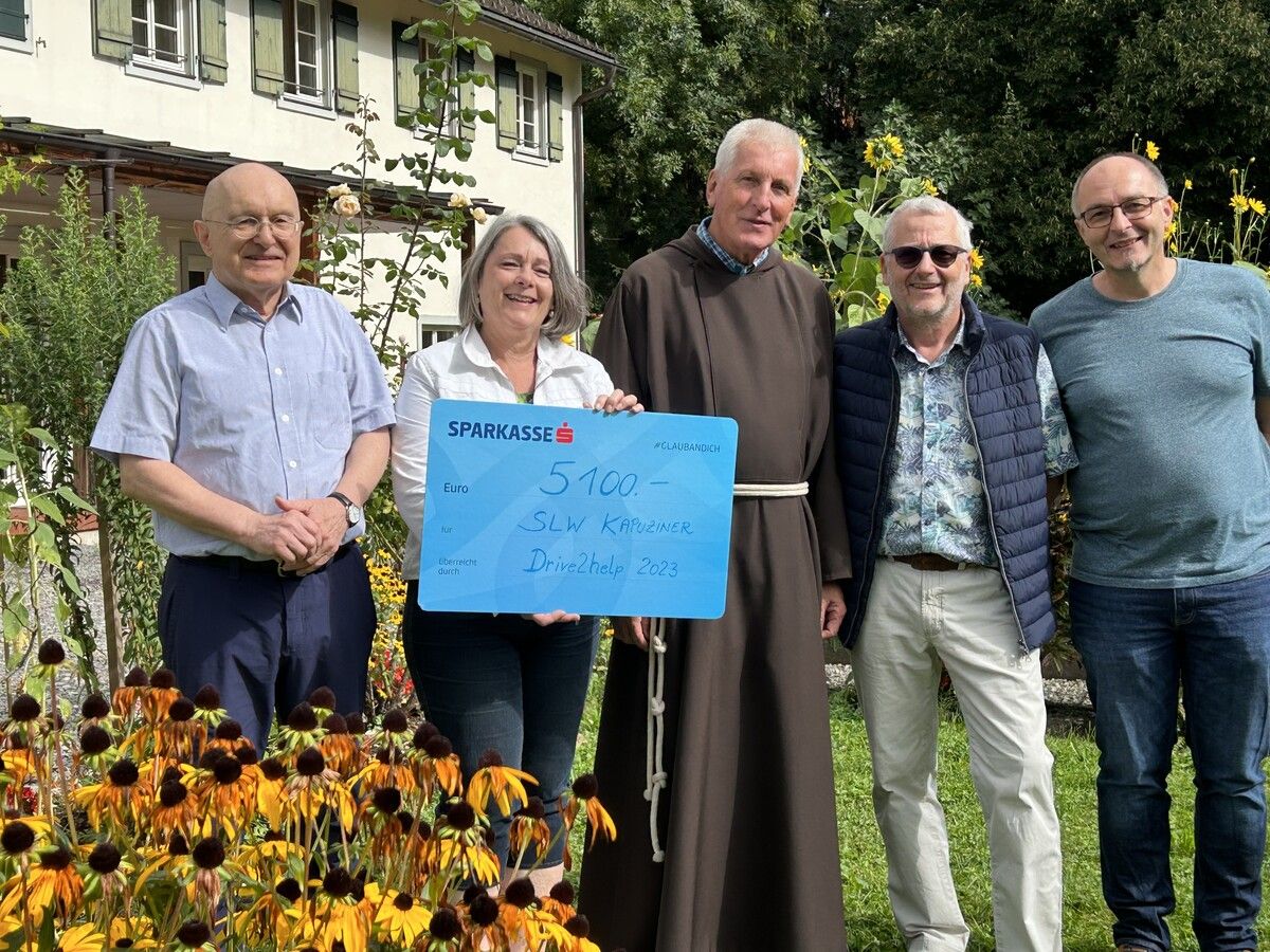 Symbolische Scheckübergabe im Garten des Klosters.bp