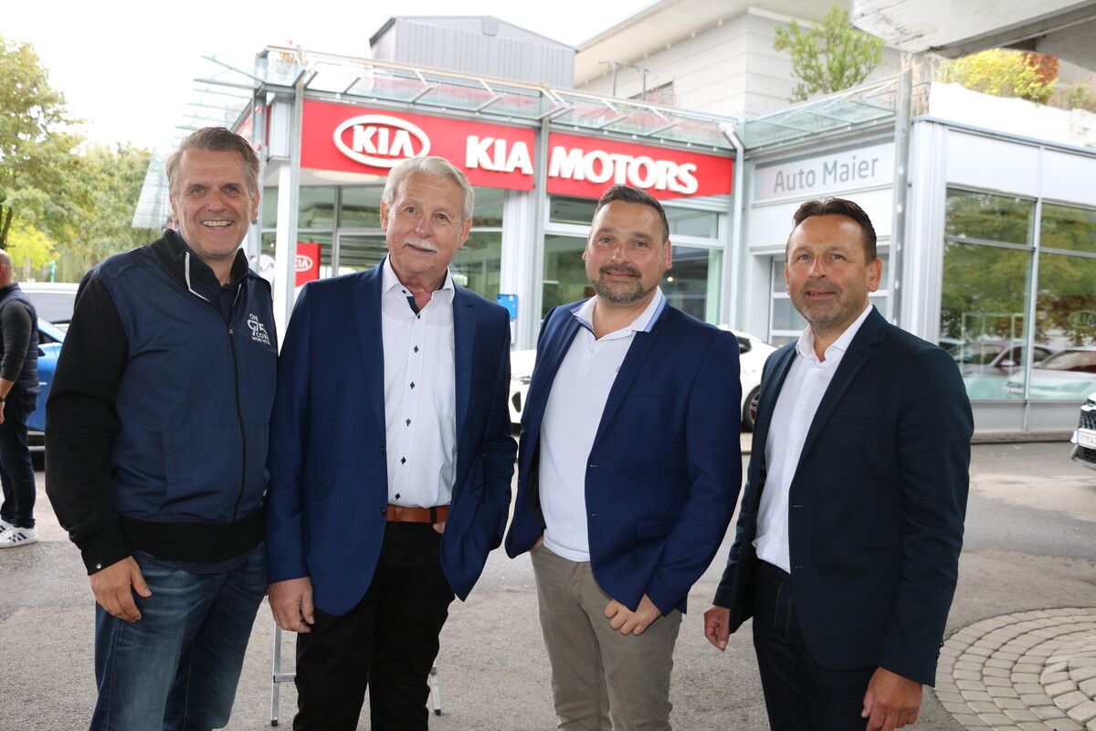 Thomas Strele mit den Autohaus-Chefs Walter, Thomas und Markus Maier. fl (2)