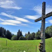 Hunderte Wanderfreunde am Berg