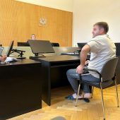 Pflastersteine auf Modehaus geschleudert