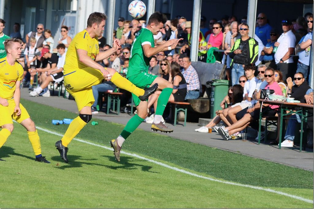 Vor rund 200 Zuschauern lieferten sich die Spieler packende Zweikämpfe.vn-tk (2)