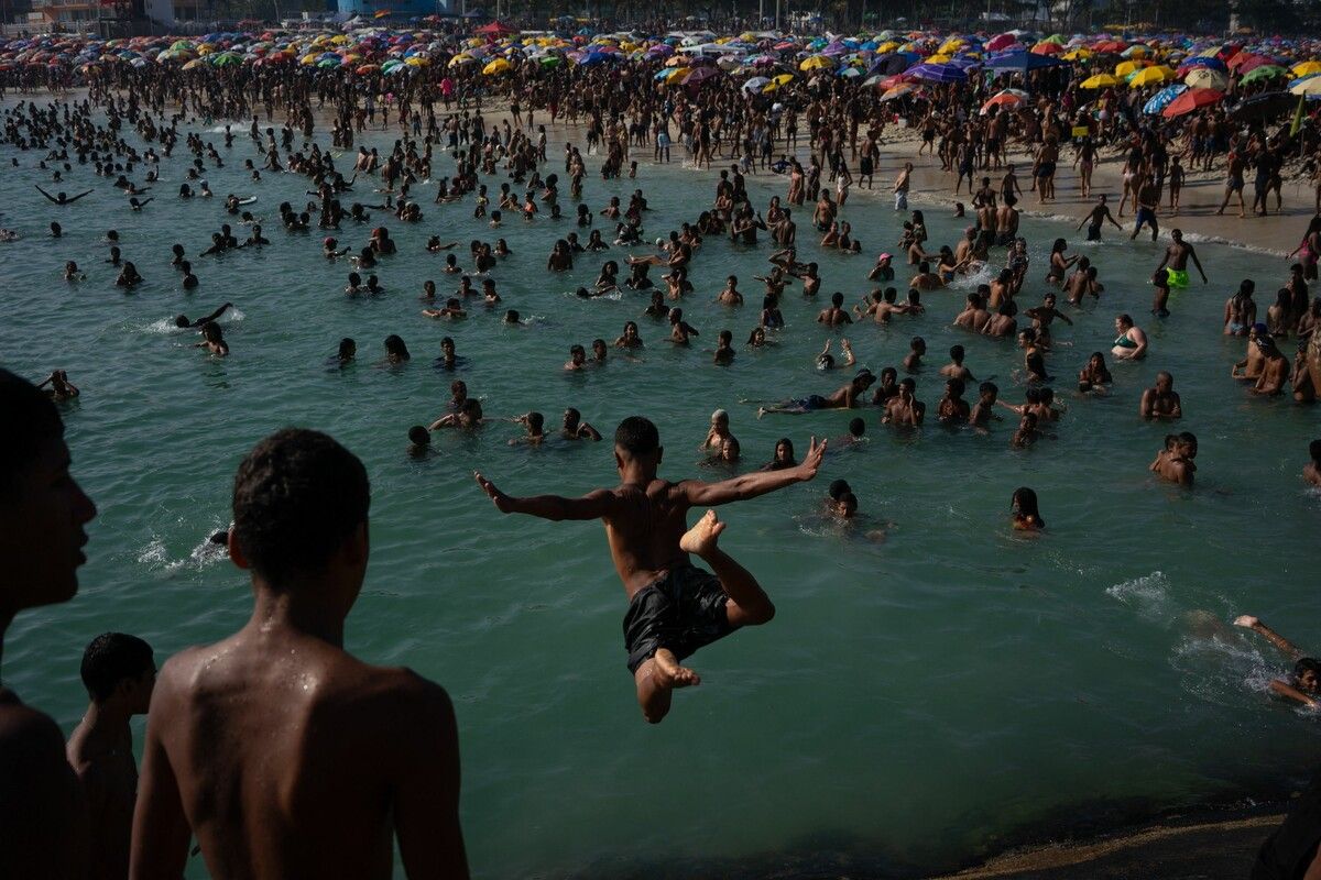 Während einer Hitzewelle kühlen sich viele Sonnenanbeter am Macumba-Strand in Rio de Janeiro, Brasilien, ab. AFP