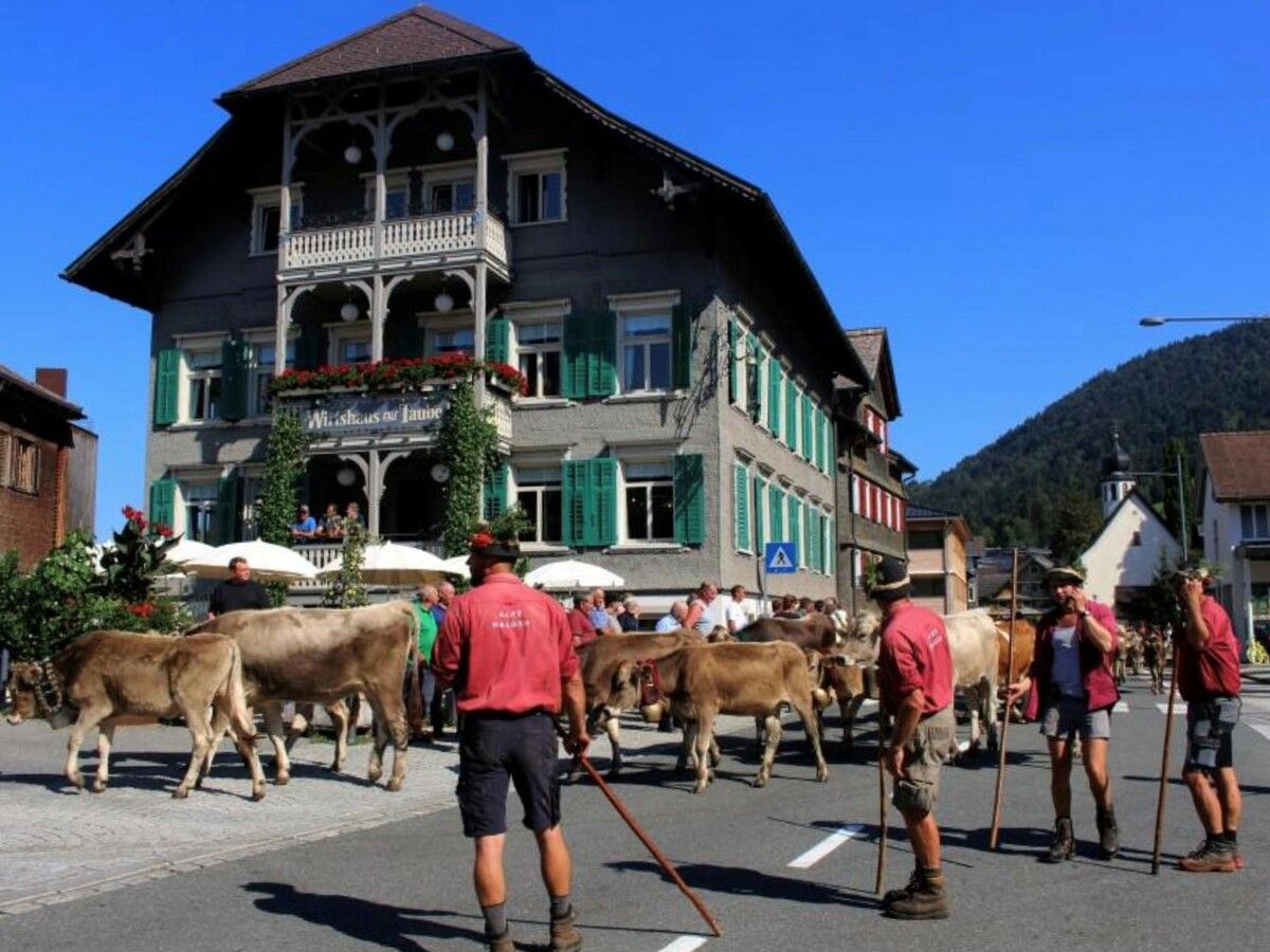 Wenn die Herden von den Alpen Ifer und Halden auf den Dorfplatz einbiegen, ist das auch der symbolische Abschluss des Heimziehens.