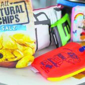 Modische Unikate aus alten  Planen und Chipspackungen