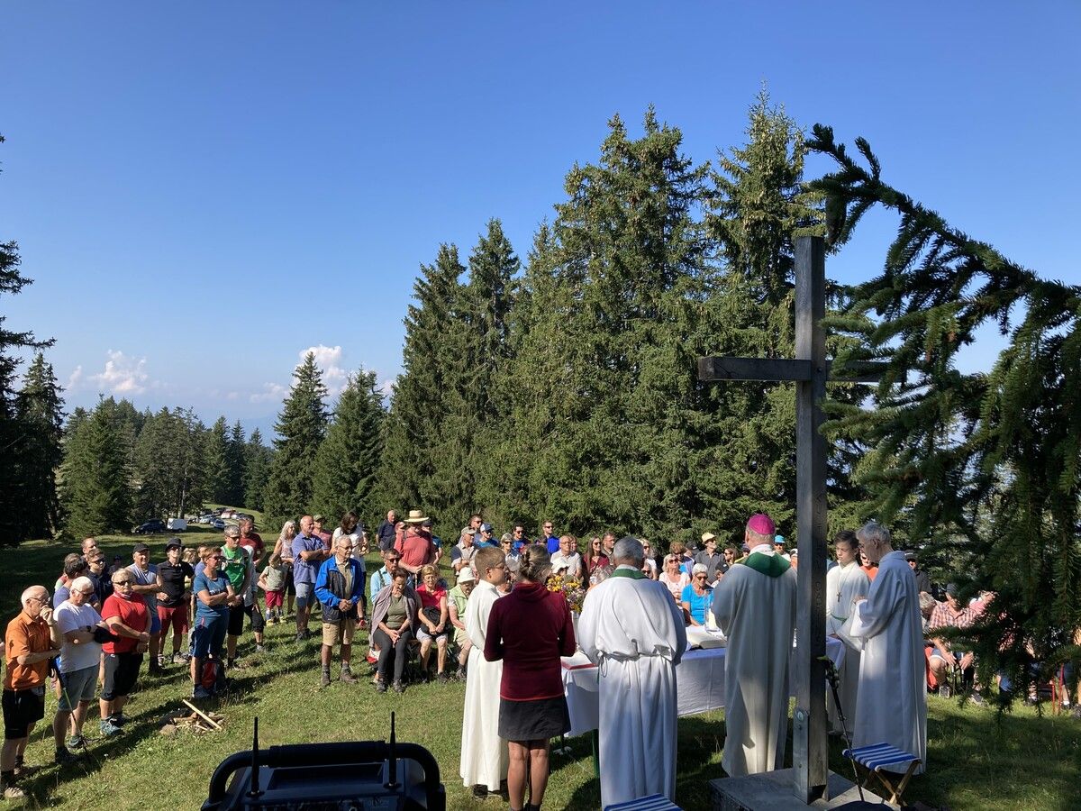 Zahlreiche Mitfeiernde aus dem ganzen Vorderland fanden sich bei herrlichem Spätsommerwetter beim Männle ein, um in reizvoller Landschaft mit Bischof Benno Elbs den Gottesdienst zu feiern.