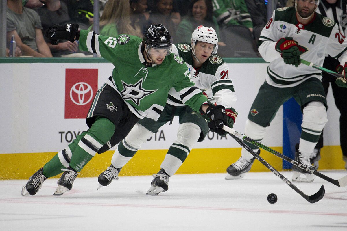 Zweikampf um die Scheibe zwischen Marco Rossi (weiß-grünes Trikot) und Dallas-Center Mavrik Bourque.US Today