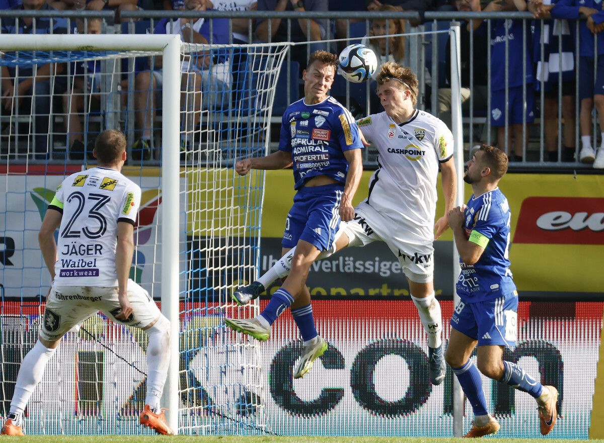 ABD0064_20231001 - HARTBERG - ÖSTERREICH: von links Lukas Jäger (Altach), Manuel Pfeifer (Hartberg), Paul-Friedrich Koller (Altach) und Jürgen Heil (Hartberg) während der Admiral Bundesliga- Begegnung / 9. Runde zwischen TSV Hartberg und Cashpoint SCR Altach am Sonntag, 01. Oktober 2023, in der Profertil-Arena in Hartberg. - FOTO: APA/ERWIN SCHERIAU