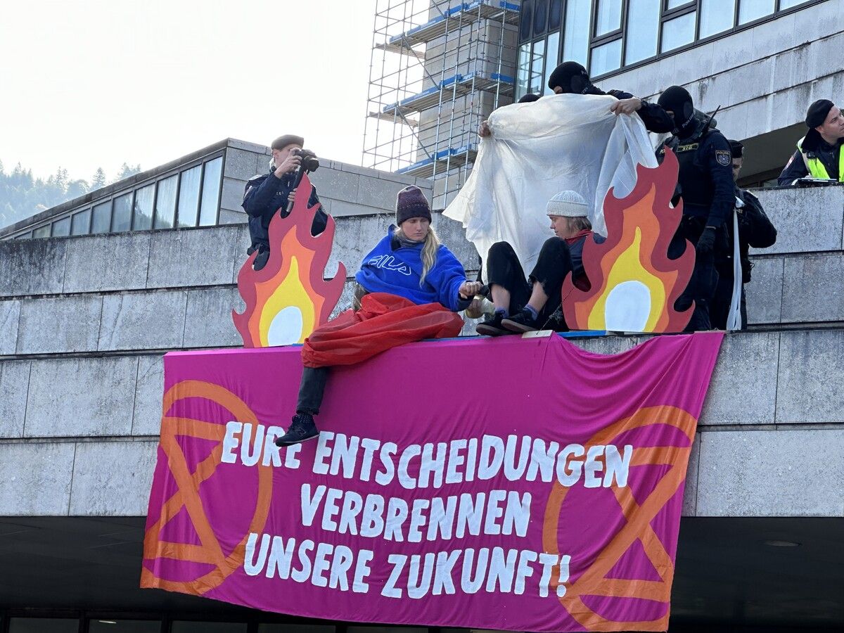 Aktivisten mussten vom Vordach des Landhauses entfernt werden.mayer