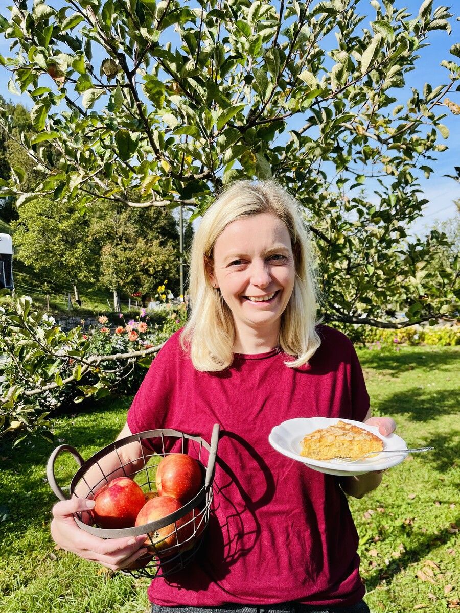 Alexandra Frick backt einen Apfelkuchen.AFB