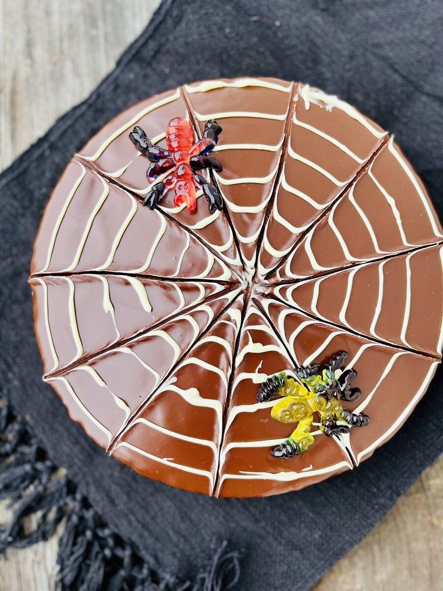 Alexandra Frick backt mit ihrer Tochter einen Spinnennetzkuchen.AFB