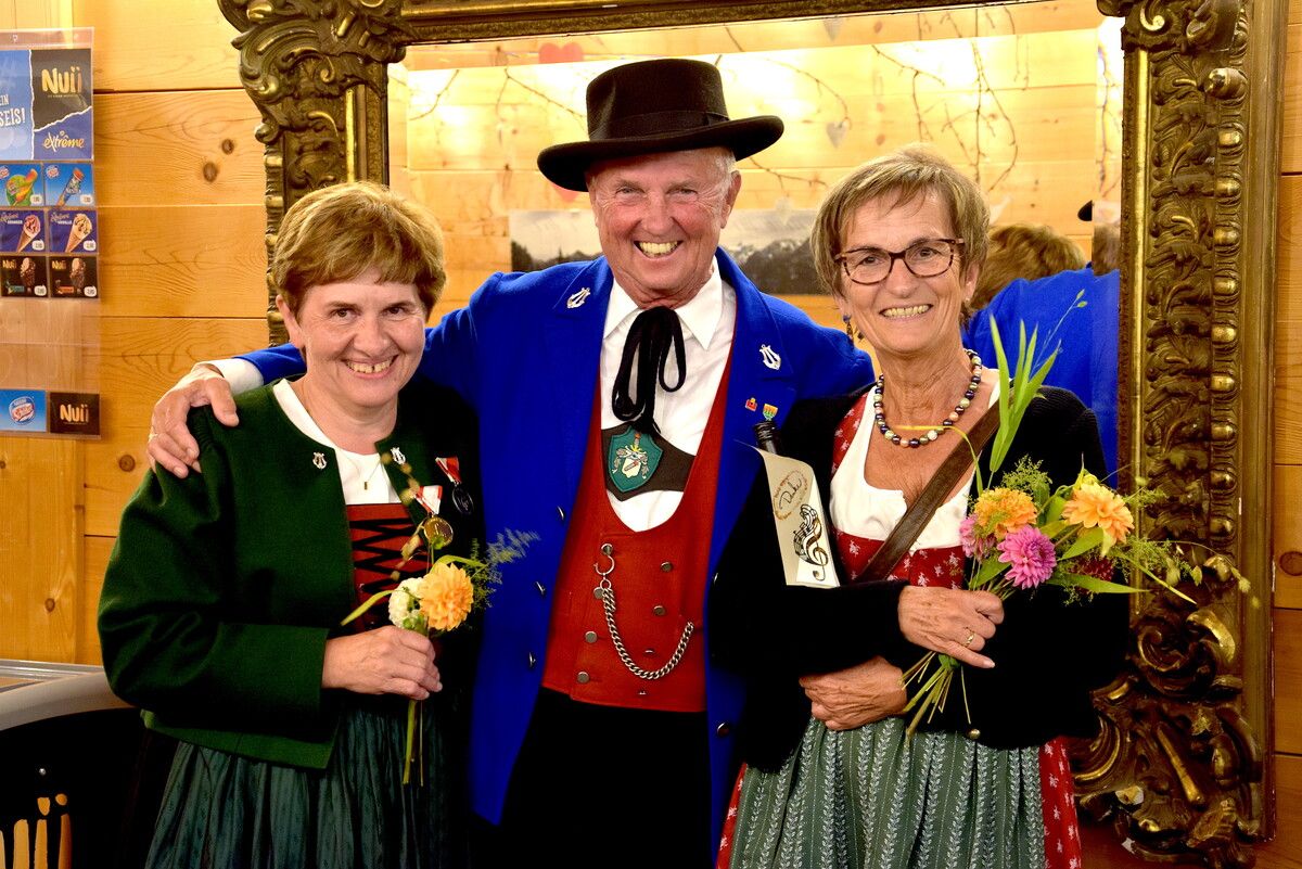 Alice Haselwanter (Dorfmusik Bürserberg), Geehrter Gebhard Reiner (Trachtenkapelle Brand) mit seiner Gattin Maria.