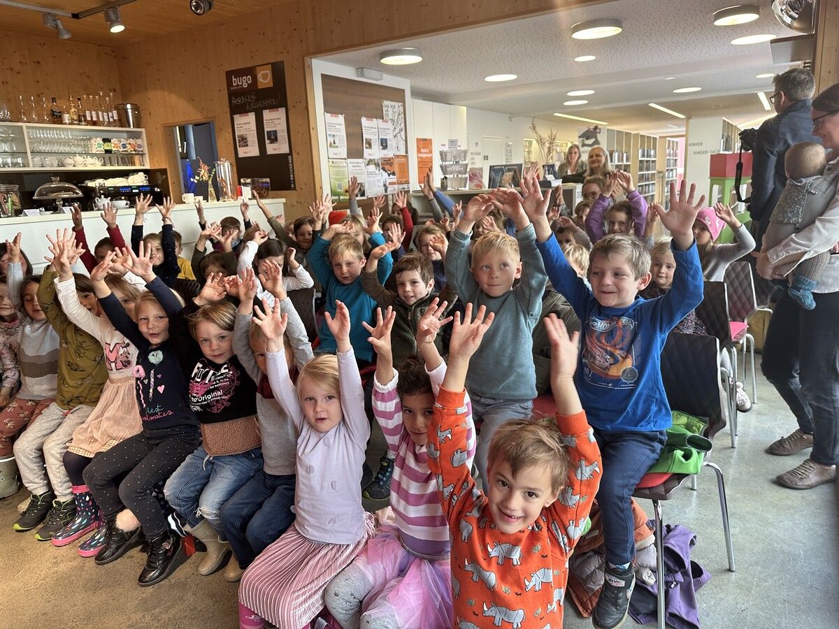 Alle Kinder haben mit Begeisterung beim Konzert „Gitaline und der Zauberkürbis“ mitgemacht.