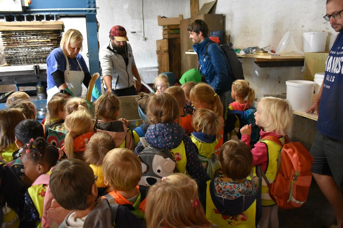 Alle Kindergartenkinder durften einen Apfel „mosten“ und zum Schluss den selbst erzeugten Süßmost verkosten. hpschuler(2)