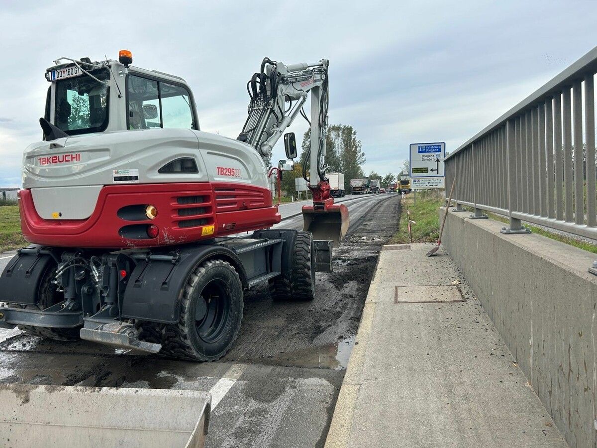 Am Montag wurde der Asphalt abgefräst, für Dienstag ist die Aufbringung des neuen Belages geplant. vn/gs