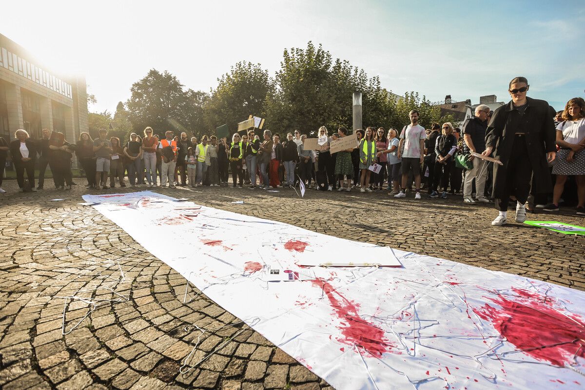 Am Safe Abortion Day fand vor dem Landhaus eine Mahnwache für den Zugang zu Abtreibung statt. VN/Steurer