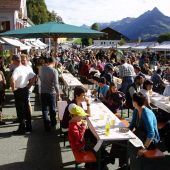 Buntes Markttreiben beim Herbstmarkt in Thüringerberg