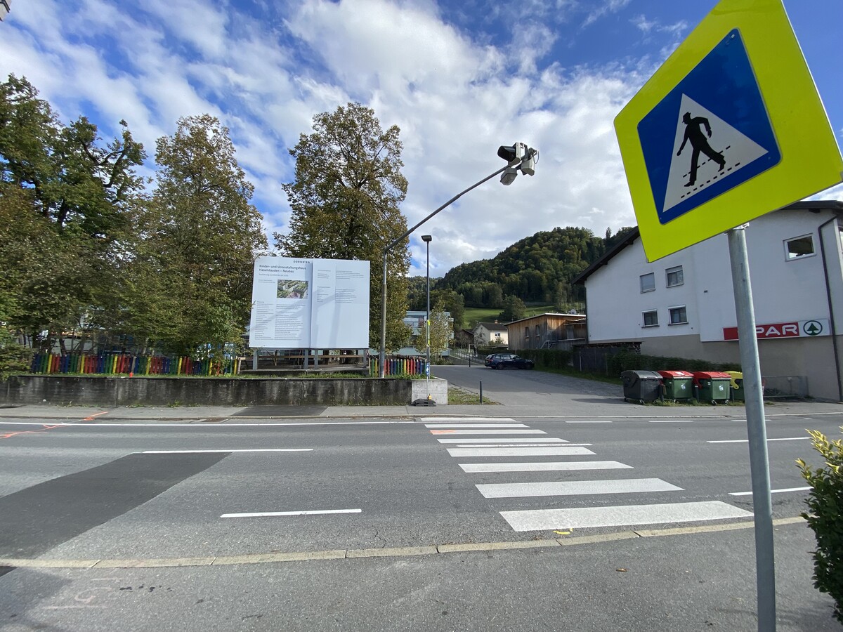 An diesem Zebrastreifen kam es zum tödlichen Unfall. Unter der Woche stehen hier Schülerlotsen. VN/Rauch