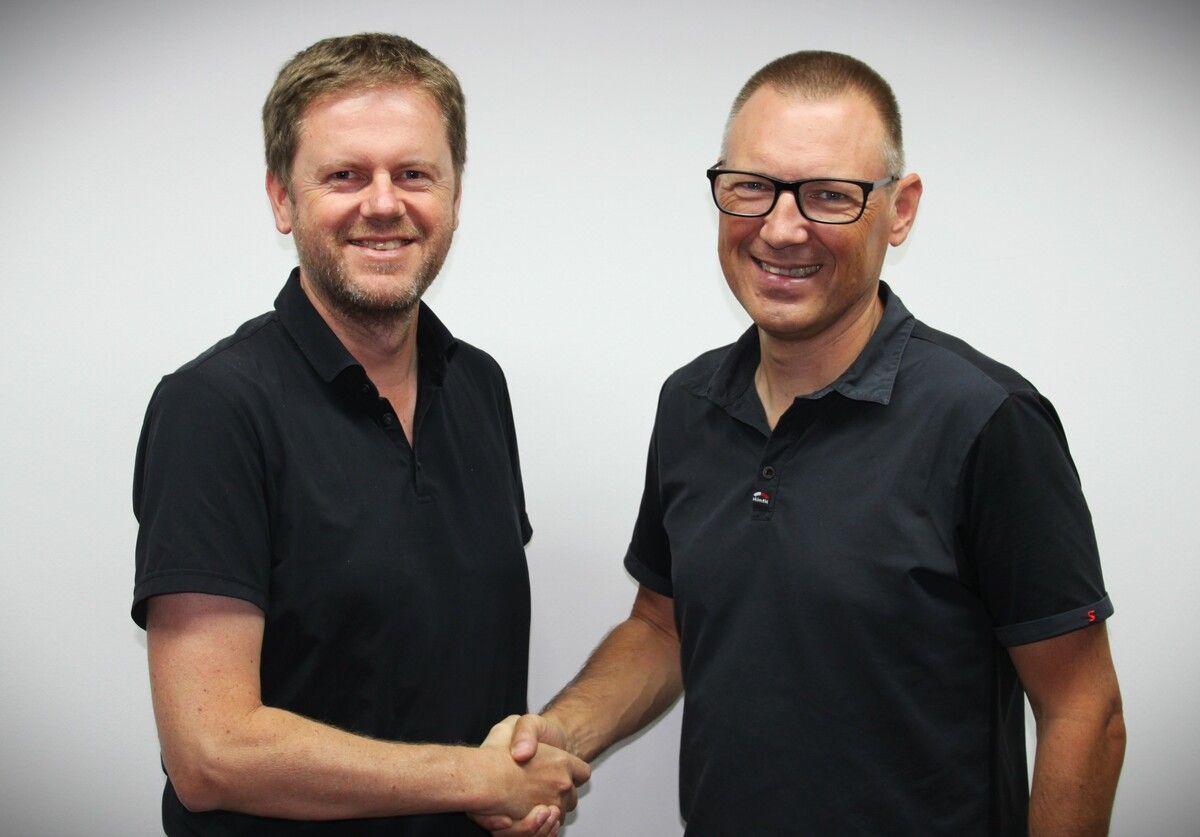 Andreas Böhler und Hannes Hartmann besiegeln die Zusammenarbeit. wpa