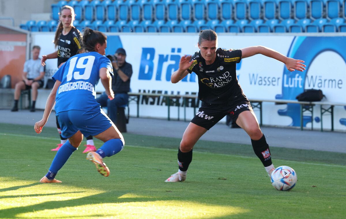 Anna Bereuter (rechts) ist eine Schlüsselspielerin im Team der SPG Altach/Vorderland.Hartinger