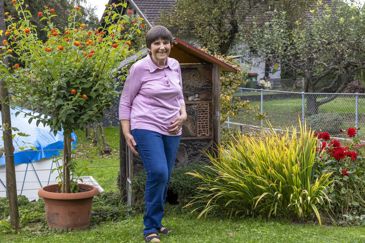 Annemarie Büsel hält sich gern in ihrem schönen Garten auf. VN/RP
