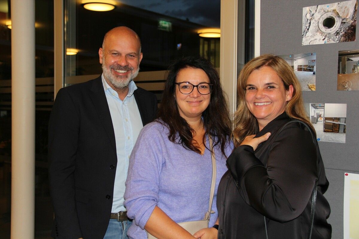 Auch Bürgermeister Jürgen Kuster und seine Mitarbeiterinnen Nathalie Zudrell und Andrea Bitschnau bewunderten die neue Küche.stl(2)
