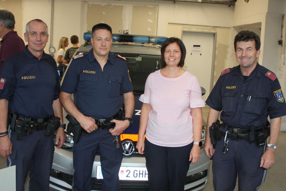 Auch Bürgermeisterin Katharina Wöß-Krall machte sich ein Bild von der Gemeindepolizei. VN-TK