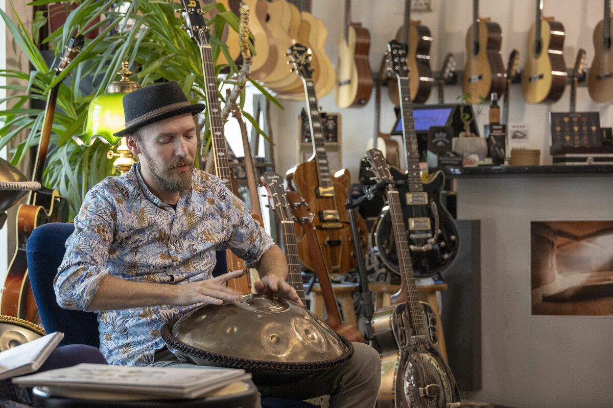 Auch die Handpan bringt er zum Klingen.