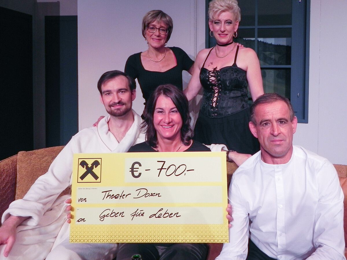 Auch dieses Jahr überreichte der Theaterverein einen Spendenscheck an die Organisation „Geben für Leben“.mam