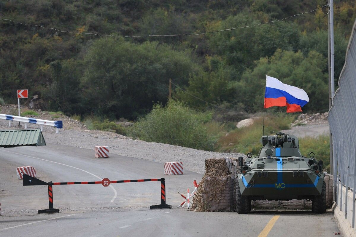 Auf einer von der aserbaidschanischen Regierung organisierten Pressereise sind auch russische Truppen bei Bergkarabach gesehen worden. AFP