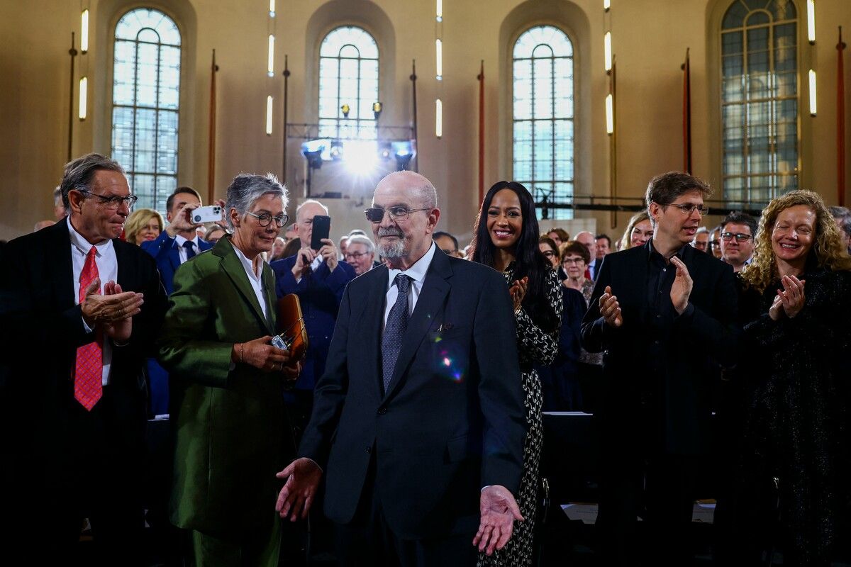 „Auf Hass mit Liebe antworten und nicht die Hoffnung aufgeben, dass sich die Wahrheit selbst in einer Zeit der Lügen durchsetzen kann.“ REUTERS/KAI PFAFFENBACH (2)